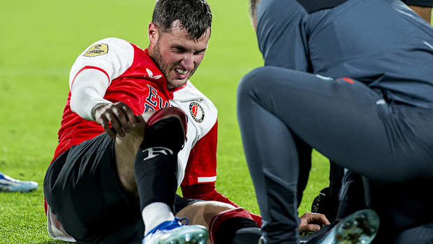 Santiago Giménez sufrió una lesión que podría dejarlo fuera del duelo ante Lazio en la Champions League